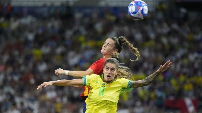 Brazils Jheniffer, front, and Spains Teresa Abelleira jump for a header during a womens semifinal soccer match between Brazil and Spain at the 2024 Summer Olympics, Tuesday, Aug. 6, 2024, at Marseille Stadium in Marseille, France. (AP Photo/Julio Cortez)