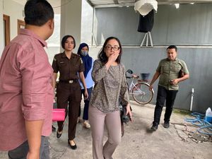Tertangkapnya Vinny Buron Kasus Tipu-tipu Haji Plus Saat Santai di Rumah Tertangkapnya Vinny Buron Kasus Tipu-tipu Haji Plus Saat Santai di Rumah
