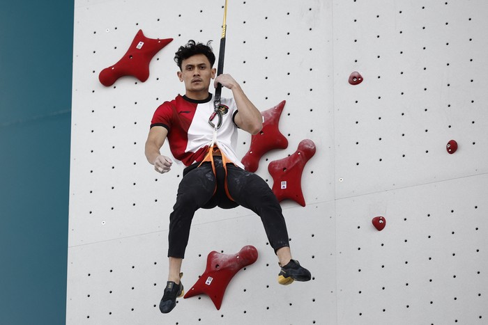Paris 2024 Olympics - Climbing - Mens Speed, Big Final - Le Bourget Sport Climbing Venue, Le Bourget, France - August 08, 2024. Veddriq Leonardo of Indonesia cellebrate winning the gold REUTERS/Benoit Tessier