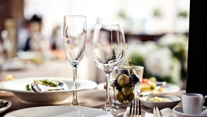 186396841 Empty glasses set in restaurant. Part of interior barang baru