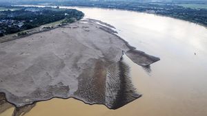 Potret Air Sungai Batanghari Surut Akibat Kemarau