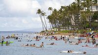 Aksi Mendayung-Berselancar Peringati Satu Tahun Kebakaran Hawaii