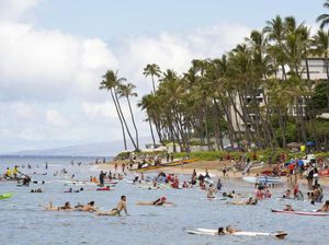 Aksi Mendayung-Berselancar Peringati Satu Tahun Kebakaran Hawaii