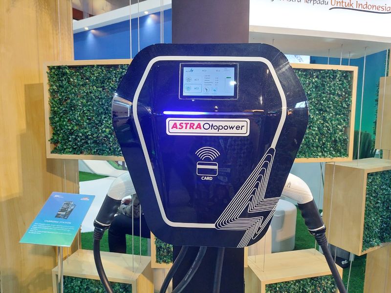 Astra Bawa Instalasi Charging Station dan Solar Panel di Festival LIKE 2