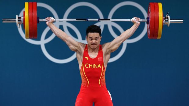 Paris 2024 Olympics - Weightlifting - Men's 73kg - South Paris Arena 6, Paris, France - August 08, 2024. Zhiyong Shi of China in action. REUTERS/Amanda Perobelli