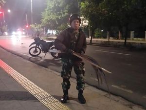 Babinsa Bubarkan Tawuran Sendirian di Duren Sawit, Sejumlah Sajam Disita