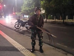 Babinsa Bubarkan Tawuran Sendirian di Duren Sawit, Sejumlah Sajam Disita