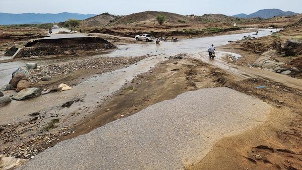 Banjir Bandang Belah Jalan di Yaman