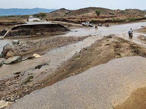 Banjir Bandang Belah Jalan di Yaman Banjir Bandang Belah Jalan di Yaman