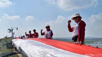 Bendera Raksasa Terbentang di Waduk Gondang Lamongan