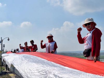 Bendera Raksasa Terbentang di Waduk Gondang Lamongan