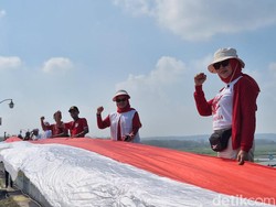 Bendera Merah Putih Raksasa Lebih 500 Meter Membentang di Waduk Lamongan