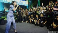 Berjoget Ria Bareng Happy Asmara Tutup Hari Kedua Festival LIKE 2