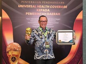 UHC Tembus 100,32%, Wali Kota Cilegon Terima Penghargaan dari Menko PMK UHC Tembus 100,32%, Wali Kota Cilegon Terima Penghargaan dari Menko PMK