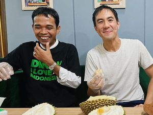 Daniel Mananta Bagikan Momen Makan Durian hingga Bihun Bebek Daniel Mananta Bagikan Momen Makan Durian hingga Bihun Bebek