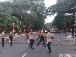 Mahasiswa Demo Bakar Ban, Lalin ke Arah Istana Bogor Sempat Ditutup