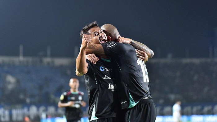 Dimas Drajad dan David da Silva di Laga Persib vs PSBS Biak di Stadion Si Jalak Harupat, Kabupaten Bandung, Jumat (9/8/2024).