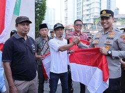 Sambut HUT ke-79 RI, Forkopimko Jakbar Bagikan 15 Ribu Bendera Merah Putih