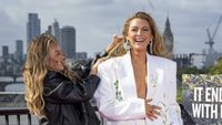 Foto: Blake Lively Seksi Pakai Blazer Tanpa Bra, Hampir Terjadi Malafungsi