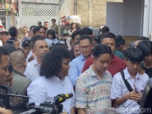 Blusukan di Tangsel, Gibran Tampung Masalah Lansia Belum Dapat KIS-BPJS Blusukan di Tangsel, Gibran Tampung Masalah Lansia Belum Dapat KIS-BPJS
