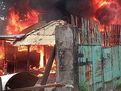 Gudang Rongsok dan Bengkel Motor Terbakar di Mataram Akibat Korsleting