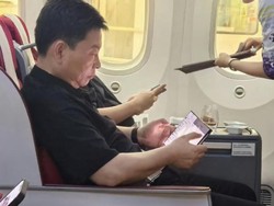 Bos Huawei Kepergok Pakai HP Layar Lipat Unik