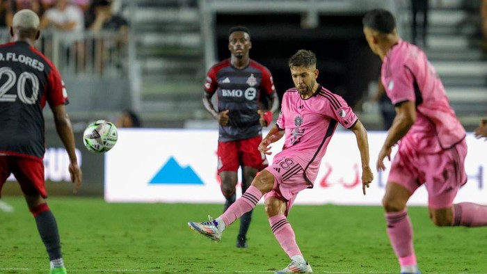 FORT LAUDERDALE, FLORIDA - AUGUST 8: Defender Jordi Alba #18 of Inter Miami kicks the ball at the Inter Miami CF v Toronto FC: Round of 32 - Leagues Cup 2024 game at Chase Stadium on August 8, 2024 in Fort Lauderdale, Florida. (Photo by Chris Arjoon/Getty Images)