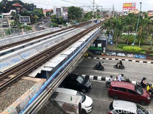 Manusia Silver Gebrak Mobil di Jembatan Kewek, Pol PP Sempat Amankan 2 Orang Manusia Silver Gebrak Mobil di Jembatan Kewek, Pol PP Sempat Amankan 2 Orang