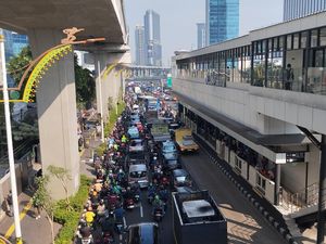 Lalin Pancoran Arah Kuningan Jaksel Macet Pagi Ini, Pemotor Terobos Busway