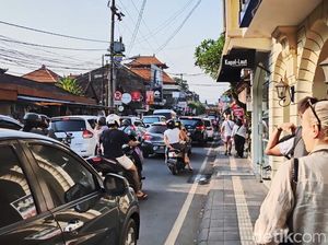 Kemacetan di Ubud Sulit Diurai gegara Jalan Sempit Kemacetan di Ubud Sulit Diurai gegara Jalan Sempit