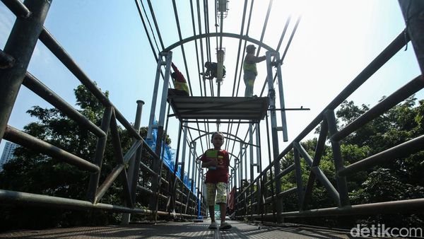Kusam dan Berkarat, JPO Pasar Gembrong Baru Diperbaiki