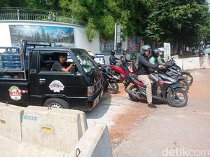 Macet Lagi di Kuningan Jaksel, Ojol Keluhkan Lubang Bikin Rusak Motor