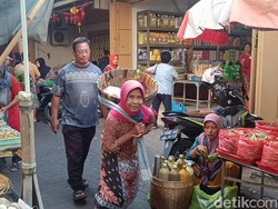 Mbok Gendhong, Siap Angkut hingga Temani Eksplor Pasar Pecinan Semarang