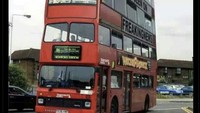 Chelsea punya lebih dari 40 pemain dalam skuad utamanya menjelang musim baru. Kalau mau diangkut semua, mungkin butuh bus kayak gini. Foto: dok. Internet/X (Twitter)