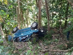 Lindas Batu Besar, Mobil Masuk Jurang 20 Meter di Sumedang