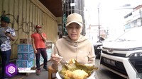 Nikita Mirzani Kepincut Kelezatan Lontong Cibadak yang Viral di Bandung