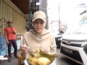 Nikita Mirzani Kepincut Kelezatan Lontong Cibadak yang Viral di Bandung