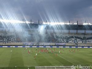 8 Legenda Timnas Indonesia Vs 79 Anak SSB Ramaikan Pembukaan Liga 1