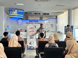 Pelajar SMA di Sidoarjo Diberi Edukasi Pembuatan SIM C
