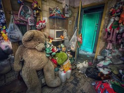 Hiii...Ada Rumah Mangkrak Penuh Boneka, Pengunjung Takut Berasa Dilihatin!