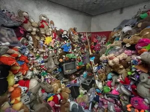 Cerita Menyeramkan 2 Pria Saat Masuk Rumah Boneka Terbengkalai