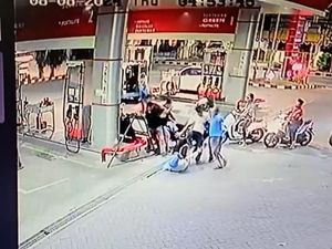 Aksi Brutal Pemobil Keroyok Pemotor di SPBU gegara Ditegur Buang Rokok Aksi Brutal Pemobil Keroyok Pemotor di SPBU gegara Ditegur Buang Rokok