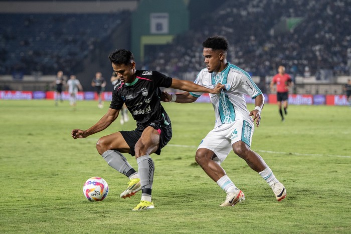 Pesepak bola PSBS Biak Febrianto Uopmabin (kanan) berusaha merebut bola dari pesepak bola Persib Bandung Dimas Drajad (kiri) saat pertandingan BRI Liga 1 2024/2025 di Stadion Si Jalak Harupat, Kabupaten Bandung, Jawa Barat, Jumat (9/8/2024). ANTARA FOTO/M Agung Rajasa/foc.