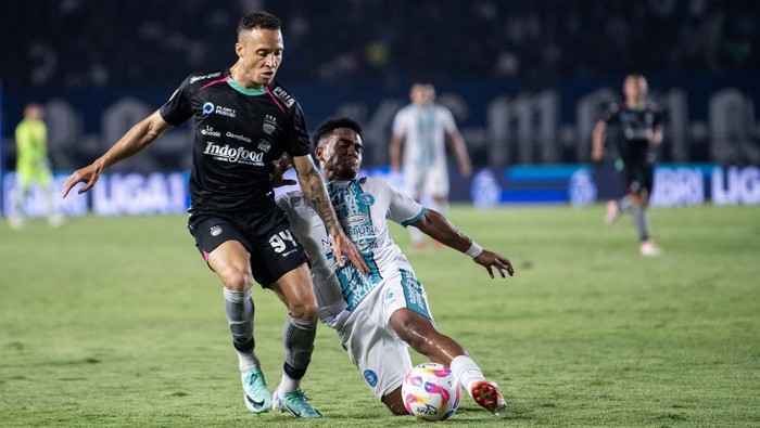 Persib Bandung Vs PSBS Biak Pesepak bola PSBS Biak Febrianto Uopmabin (kanan) berupaya merebut bola dari pesepak bola Persib Bandung Mailson L.D Lopes (kiri) di saat pertarungan BRI Liga 1 2024/2025 di Stadion Si Jalak Harupat, Kabupaten Bandung, Jawa Barat, Jumat (9/8/2024). ANTARA FOTO/M Agung Rajasa/foc.