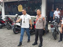 Pelempar Bangkai Ayam di KPU Jakut Berjumlah 2 Orang, Ini Ciri-cirinya
