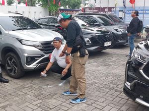 Polisi Cek CCTV Lacak Jejak Pelaku Teror Bangkai Ayam ke KPU Jakut Polisi Cek CCTV Lacak Jejak Pelaku Teror Bangkai Ayam ke KPU Jakut