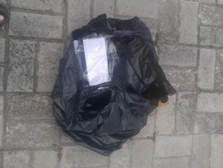 Penampakan Plastik Hitam Isi Bangkai Ayam Tanpa Kepala Dilempar ke KPU Jakut