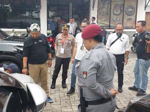 Pelempar Bangkai Ayam Tinggalkan Pesan Ancaman ke Komisioner KPU Jakut Pelempar Bangkai Ayam Tinggalkan Pesan Ancaman ke Komisioner KPU Jakut