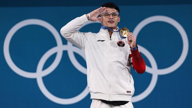 Paris 2024 Olympics - Weightlifting - Men's 73kg Victory Ceremony - South Paris Arena 6, Paris, France - August 08, 2024. Gold medallist Rizki Juniansyah of Indonesia poses with his medal. REUTERS/Amanda Perobelli