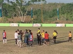 3 Laga Sepakbola Tarkam di Sulsel Ricuh, Pemain Baku Hantam-Wasit Dipukul